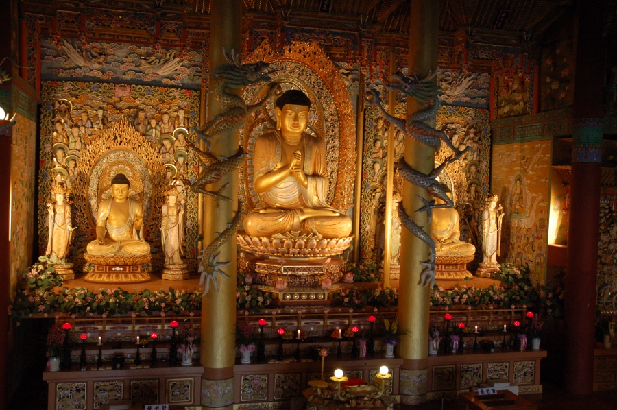 Buddha_statues_in_a_temple_on_Jejudo.jpg